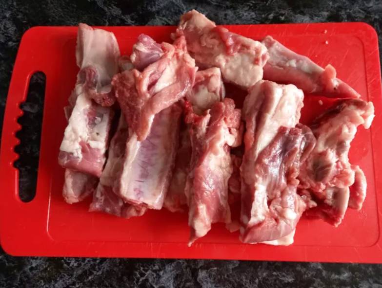 Свиные ребрышки с луком и чесноком на сковороде