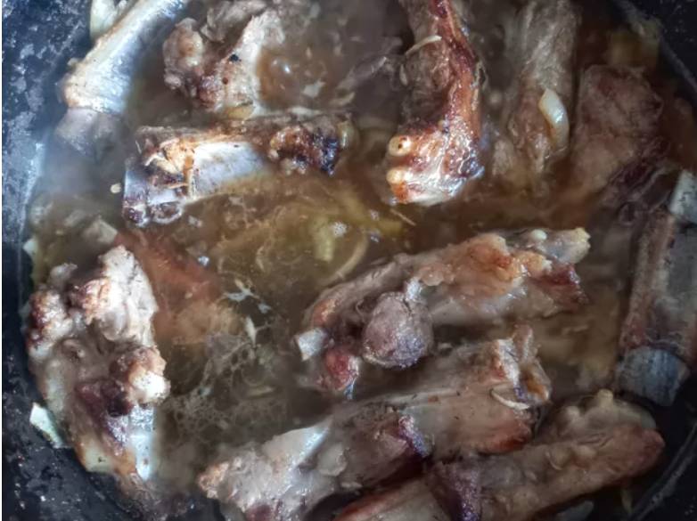Свиные ребрышки с луком и чесноком на сковороде