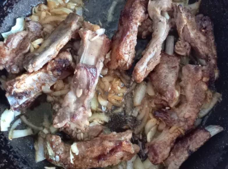 Свиные ребрышки с луком и чесноком на сковороде