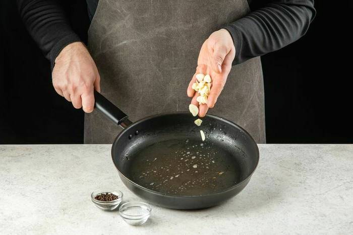 Гребешки в сливочном соусе с чесноком на сковороде