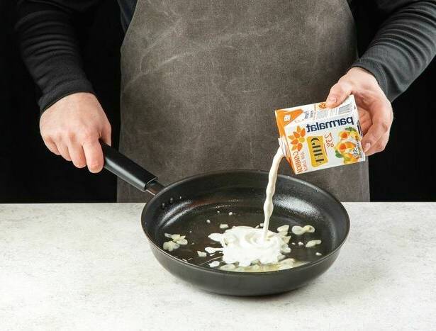 Гребешки в сливочном соусе с чесноком на сковороде