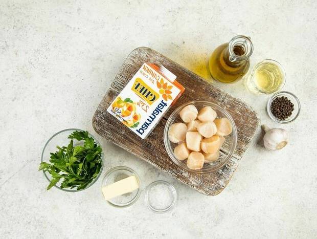 Гребешки в сливочном соусе с чесноком на сковороде