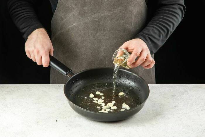 Гребешки в сливочном соусе с чесноком на сковороде