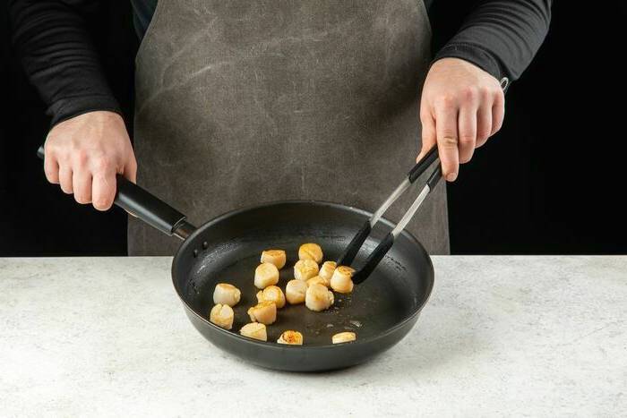 Гребешки в сливочном соусе с чесноком на сковороде