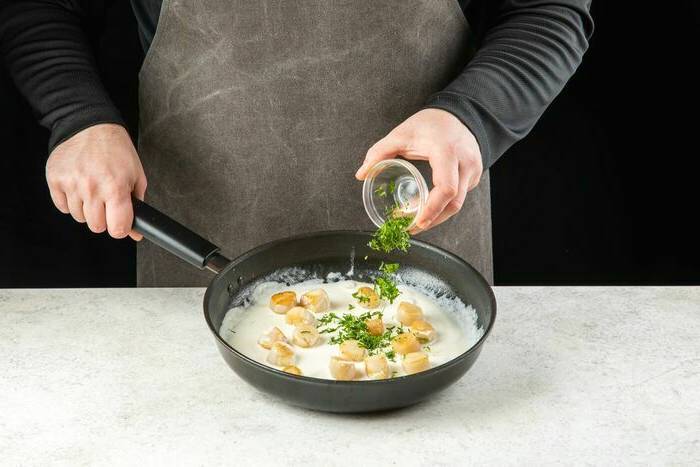 Гребешки в сливочном соусе с чесноком на сковороде