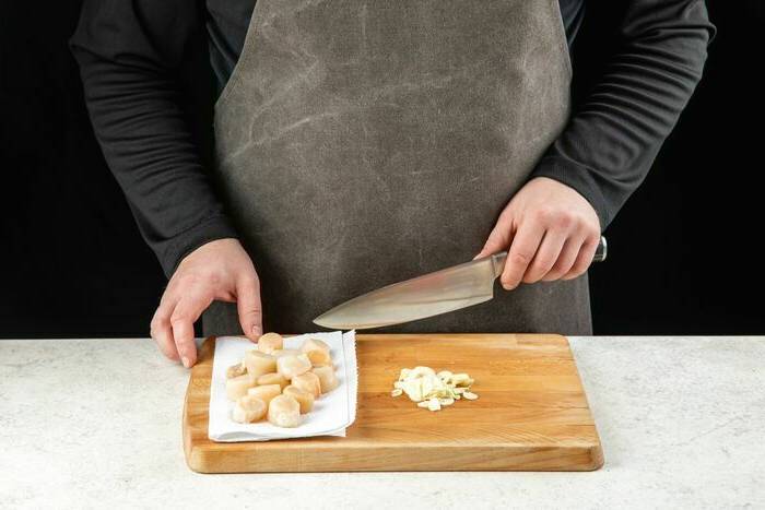 Гребешки в сливочном соусе с чесноком на сковороде