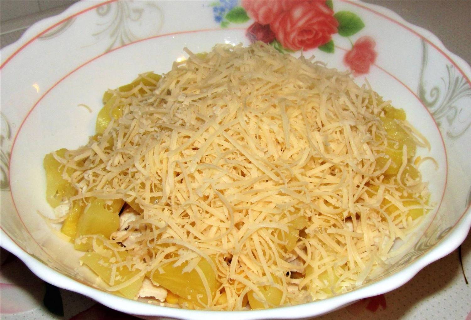 Салат «Буржуйский» с ананасами, курицей и кукурузой Салат «Буржуйский» с ананасами, курицей и кукурузой
