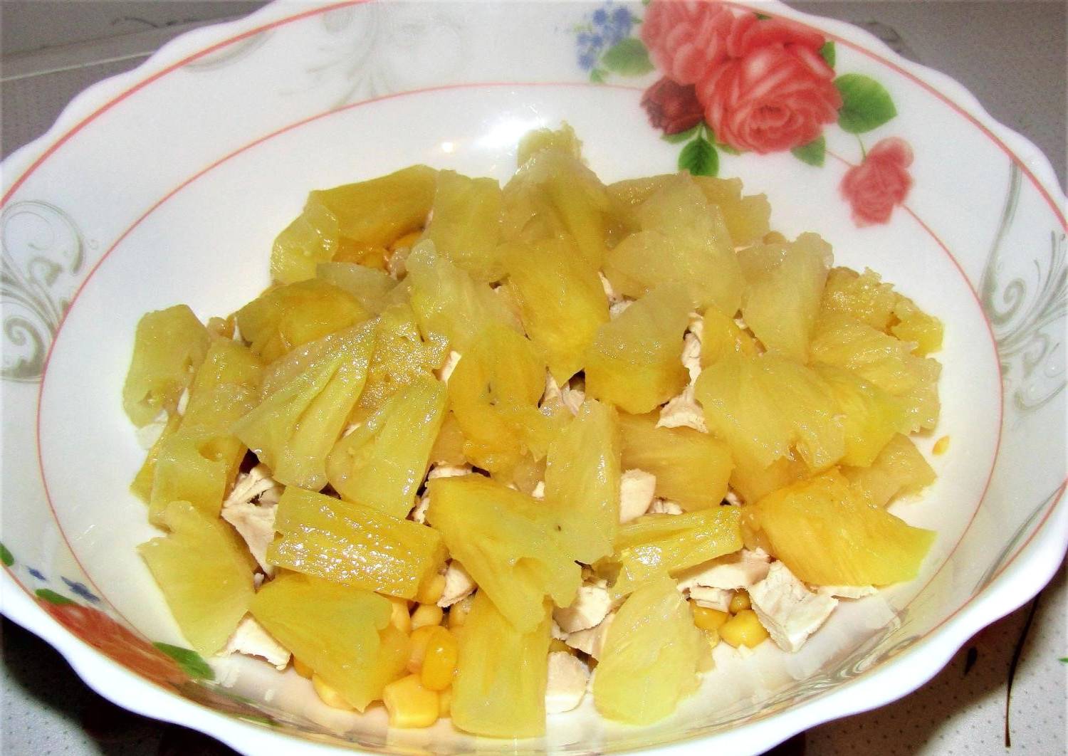 Салат «Буржуйский» с ананасами, курицей и кукурузой Салат «Буржуйский» с ананасами, курицей и кукурузой
