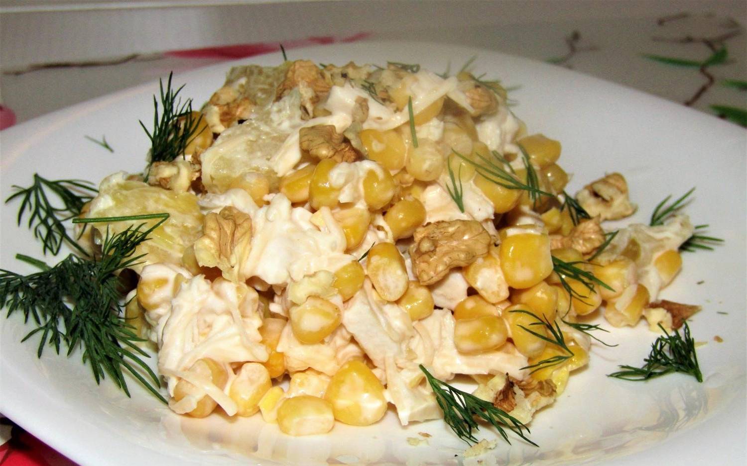 Салат «Буржуйский» с ананасами, курицей и кукурузой Салат «Буржуйский» с ананасами, курицей и кукурузой