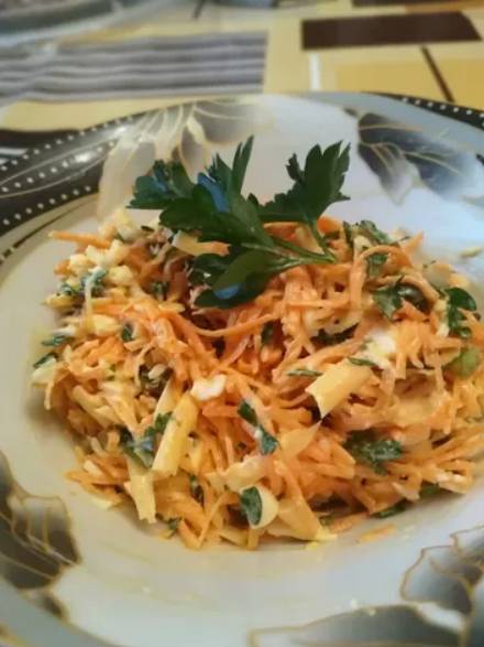 Салат из моркови с сыром и яйцом
