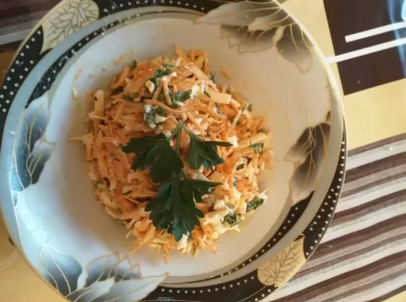 Салат из моркови с сыром и яйцом Салат из моркови с сыром и яйцом
