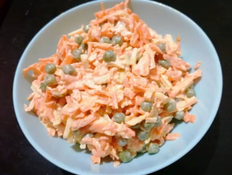 Салат из моркови с сыром, чесноком и майонезом