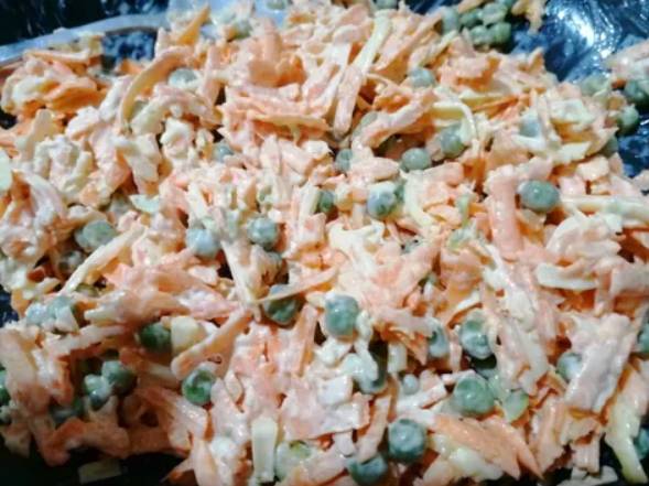Салат из моркови с сыром, чесноком и майонезом Салат из моркови с сыром, чесноком и майонезом