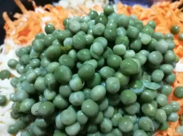 Салат из моркови с сыром, чесноком и майонезом Салат из моркови с сыром, чесноком и майонезом