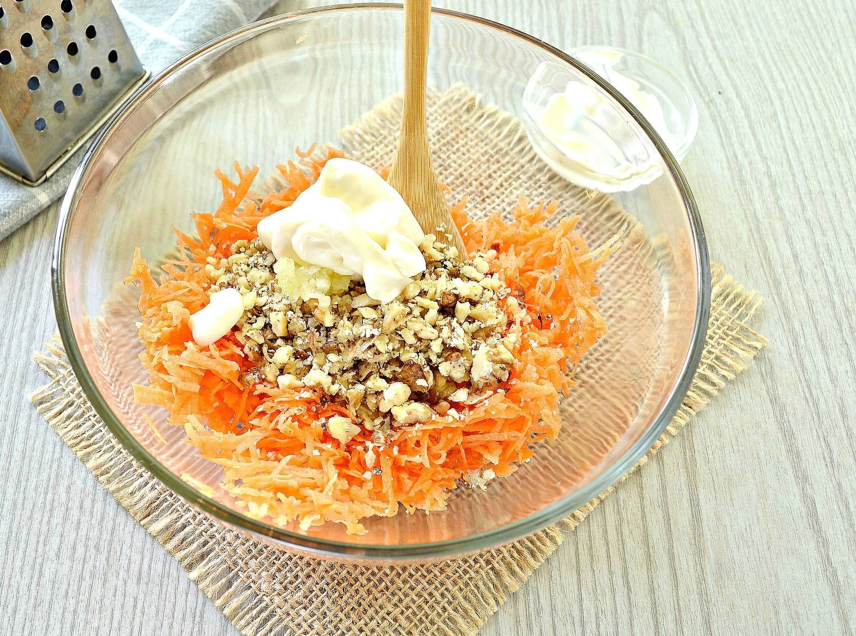 Салат из моркови с грецкими орехами