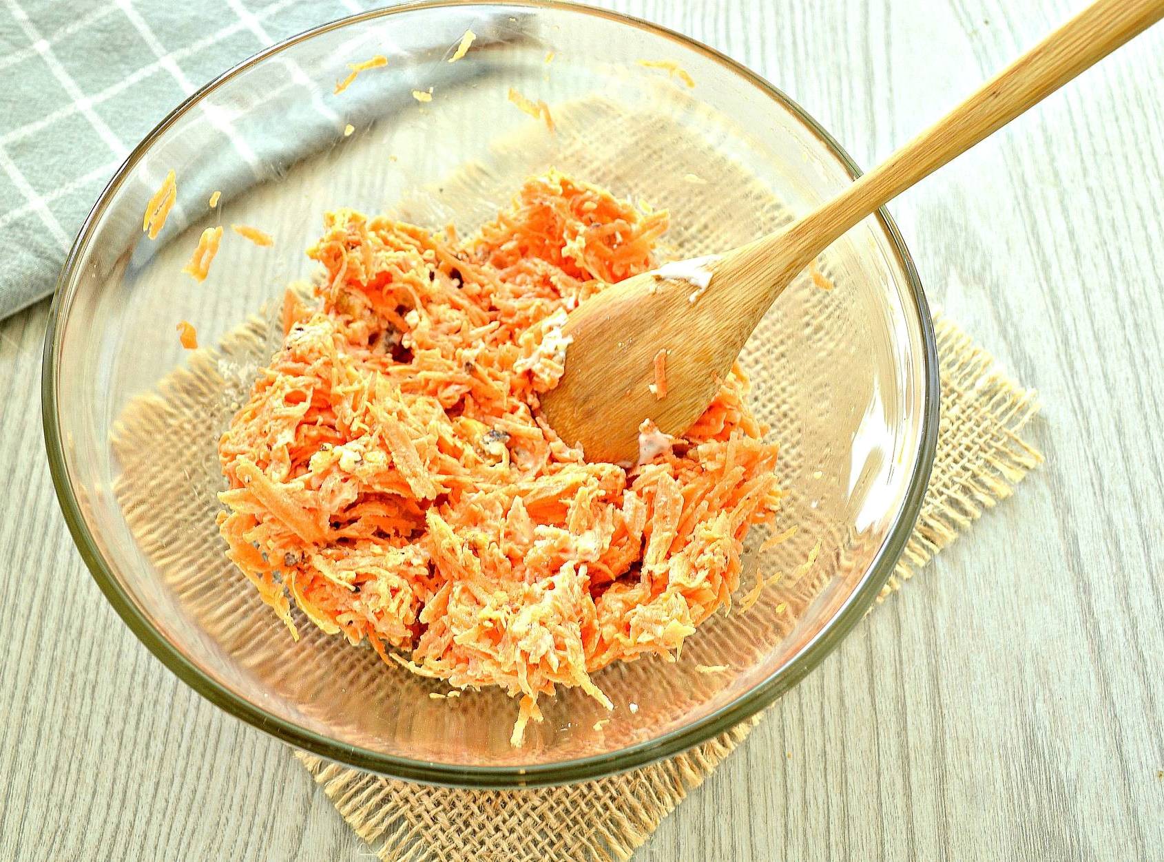 Салат из моркови с грецкими орехами