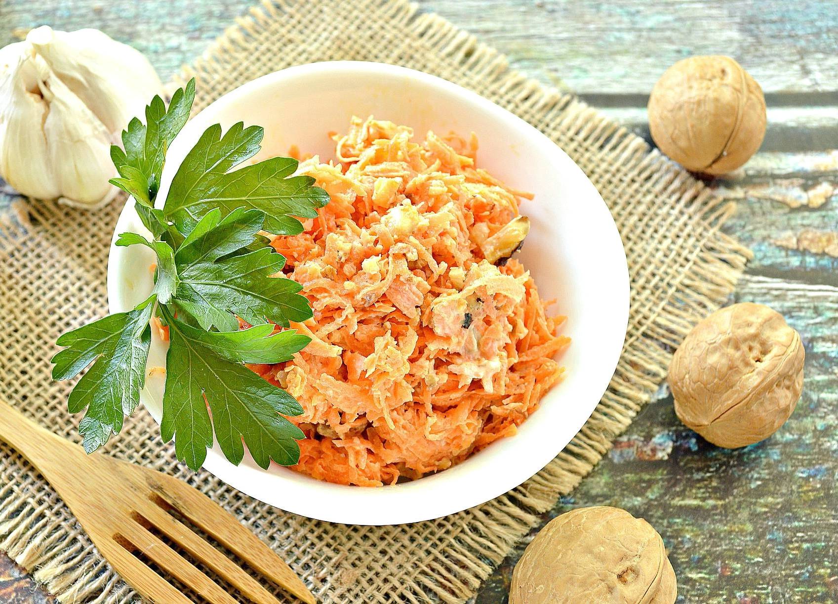 Салат из моркови с грецкими орехами