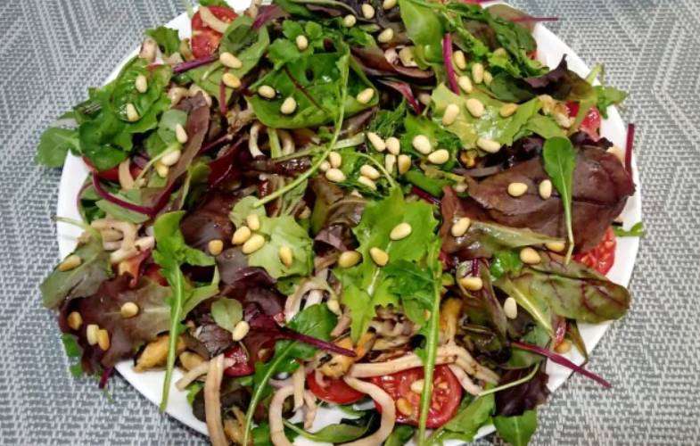 Салат из морепродуктов с рукколой и помидорами