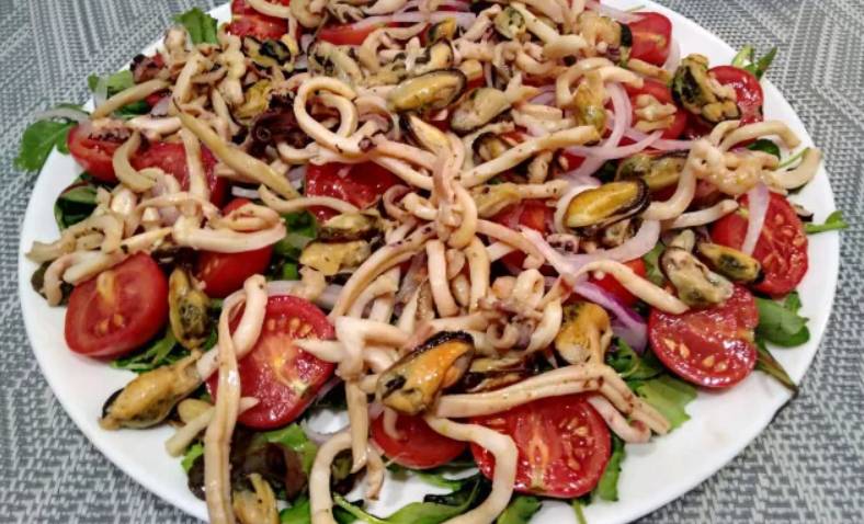Салат из морепродуктов с рукколой и помидорами