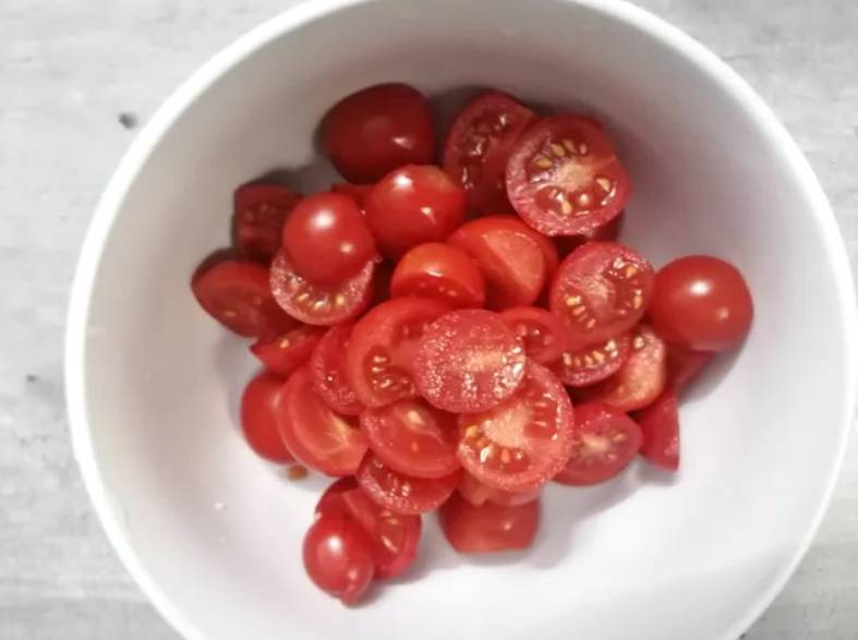 Салат из морепродуктов с рукколой и помидорами