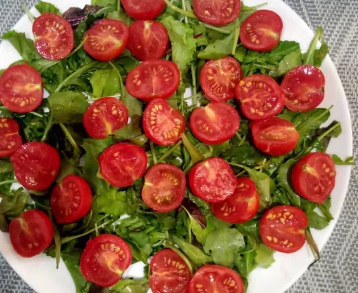 Салат из морепродуктов с рукколой и помидорами