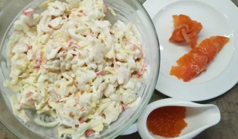 Салат из морепродуктов с красной икрой