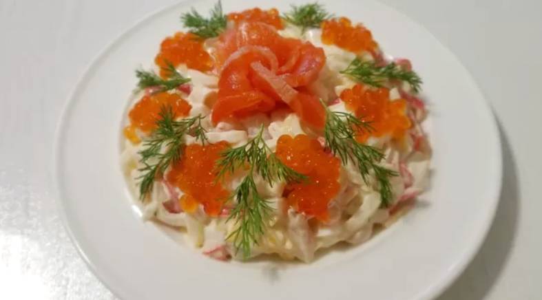 Салат из морепродуктов с красной икрой