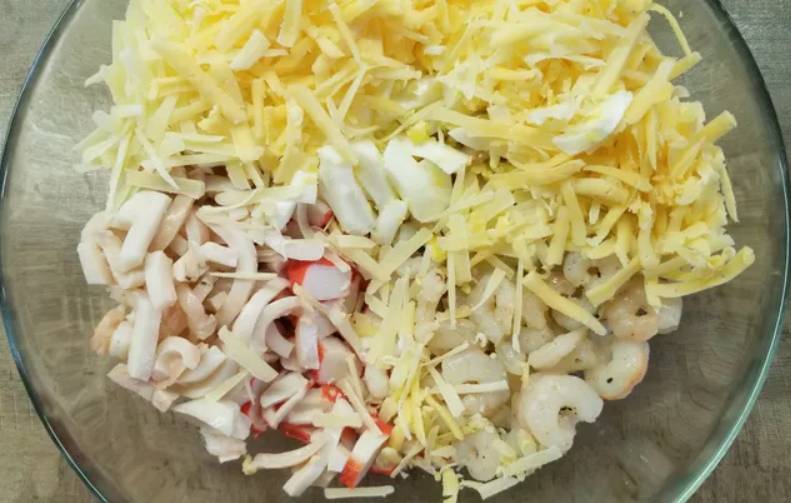 Салат из морепродуктов с красной икрой