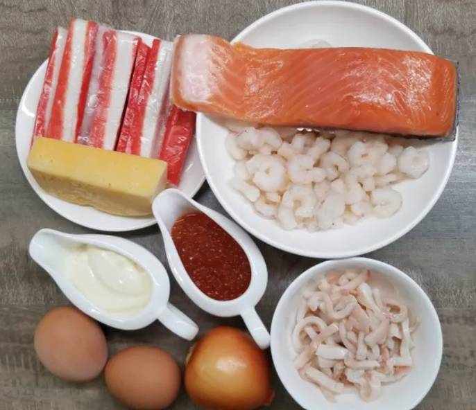 Салат из морепродуктов с красной икрой