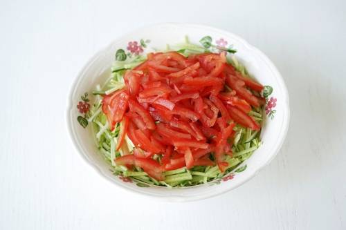 Салат из молодой капусты с огурцом и помидорами Салат из молодой капусты с огурцом и помидорами