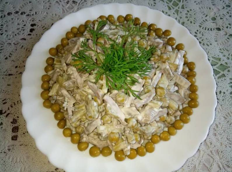 Салат из куриных желудков с маринованным огурцом