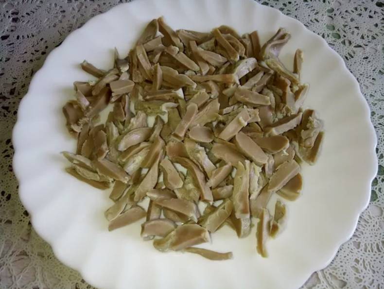 Салат из куриных желудков с маринованным огурцом