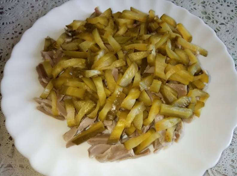 Салат из куриных желудков с маринованным огурцом