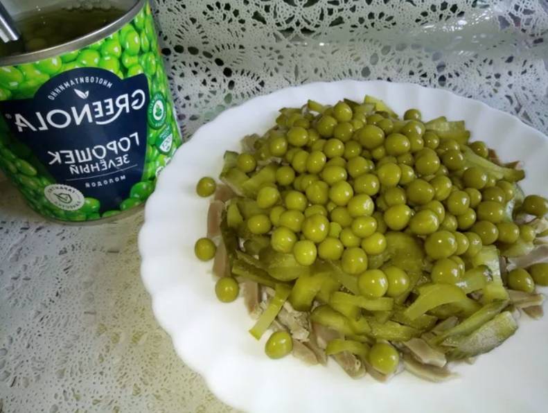 Салат из куриных желудков с маринованным огурцом