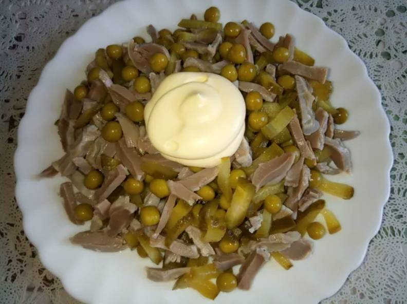 Салат из куриных желудков с маринованным огурцом