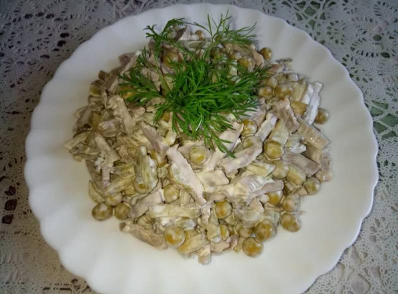 Салат из куриных желудков с маринованным огурцом
