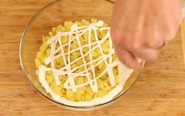 Постный салат со шпротами