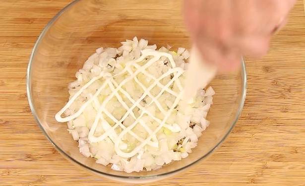 Постный салат со шпротами