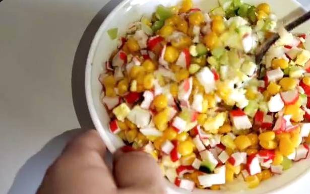 Низкокалорийный салат с крабовыми палочками