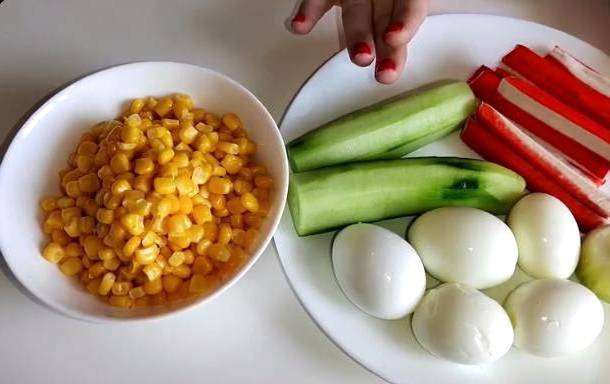 Низкокалорийный салат с крабовыми палочками