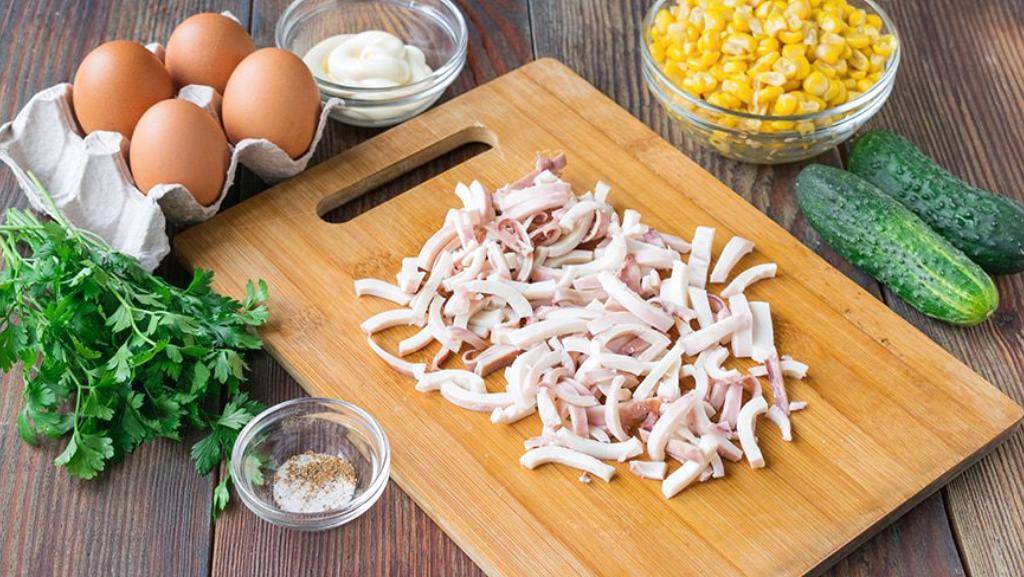 Салат «Нептун» с морепродуктами Салат «Нептун» с морепродуктами