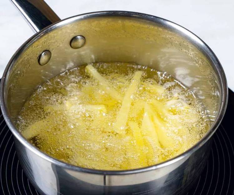 Салат «Блондинка» с жареной картошкой и помидорами