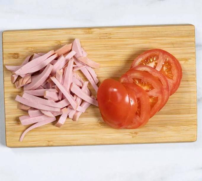 Салат «Блондинка» с жареной картошкой и помидорами