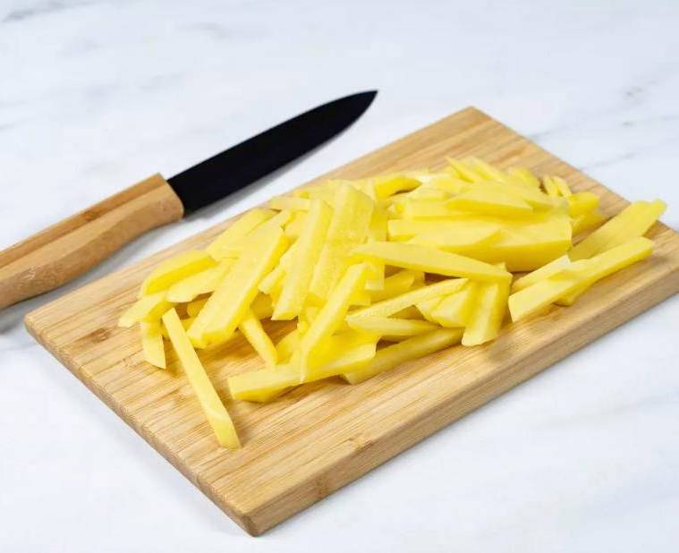 Салат «Блондинка» с жареной картошкой и помидорами