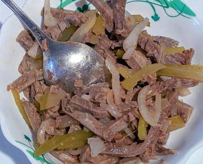 Салат «Берлинский» с говядиной и маринованными огурцами