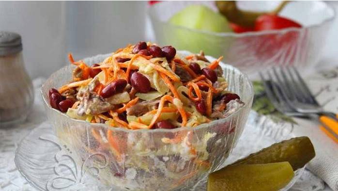 Салат из отварной говядины с солеными огурцами и фасолью