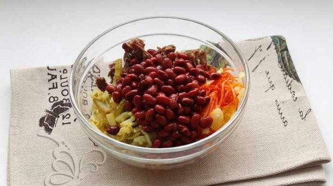 Салат из отварной говядины с солеными огурцами и фасолью