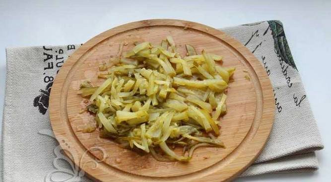 Салат из отварной говядины с солеными огурцами и фасолью
