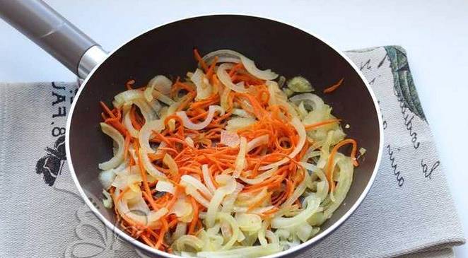 Салат из отварной говядины с солеными огурцами и фасолью