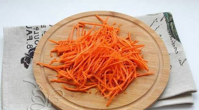 Салат из отварной говядины с солеными огурцами и фасолью